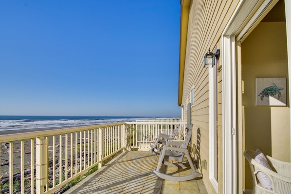 Gold Beach Vacation Rental | 2BR | 2.5BA | 2-Story Townhome | Stairs Required