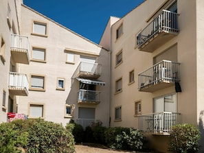 Plant, Building, Property, Window, Sky, Architecture, Urban Design, Condominium, Neighbourhood