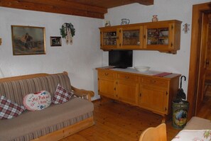 Ferienhaus für 1-3 Pers., 32 qm, 1 sep. Schlafzimmer, Terrasse-Ferienhäuschen Rosi - Wohnbereich