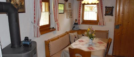 Ferienhaus für 1-3 Pers., 32 qm, 1 sep. Schlafzimmer, Terrasse-Ferienhäuschen Rosi - Essbereich