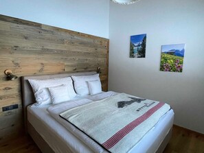 Schlafzimmer 1 mit Lämmerbichlblick