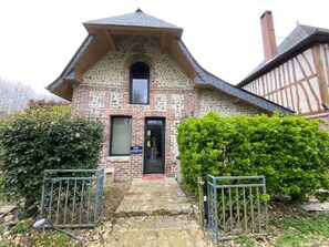 Boîte à clés sur le côté droit de la porte d'entrée.