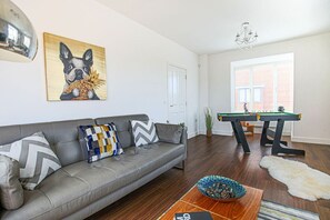The living room features a 55'' Smart TV with Netflix subscription included