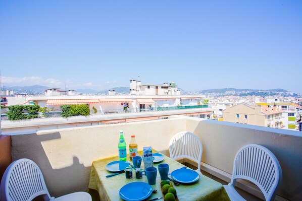 Balcony with dining area with sea view