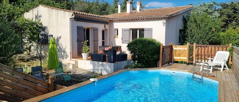 Vue de la maison depuis la piscine
