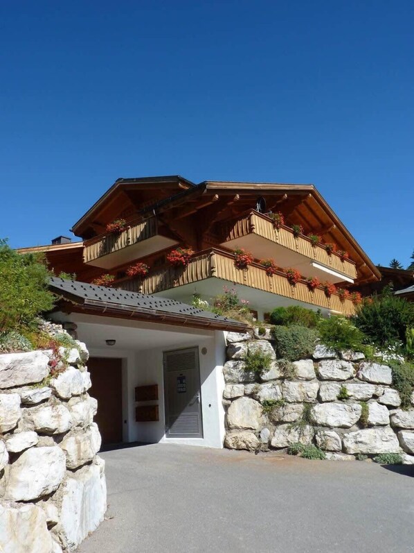 the stunning chalet from the driveway 