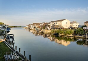 Spectacular Views of the Canal and Chincoteague Bay!