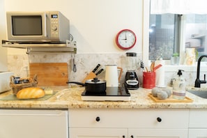 Induction cook top with induction pot and frypan.