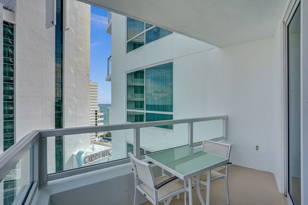 Large Ocean View 1BR/2BA in Fontainebleau