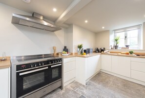 Round House Cottage, Castle Carey, Somerset: Kitchen with range cooker