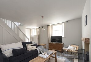 Round House Cottage, Castle Carey, Somerset: Sitting room with Smart television