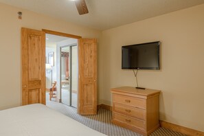 Flooring, Screen, Floor, Hardwood, Furniture