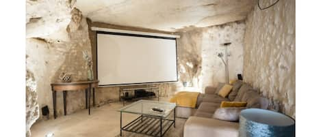 salle de cinéma dans une pièce troglodyte , chauffage au sol 