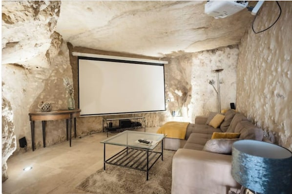 salle de cinéma dans une pièce troglodyte , chauffage au sol 