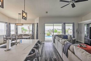 Living Area | Smart TV | Cable Access
