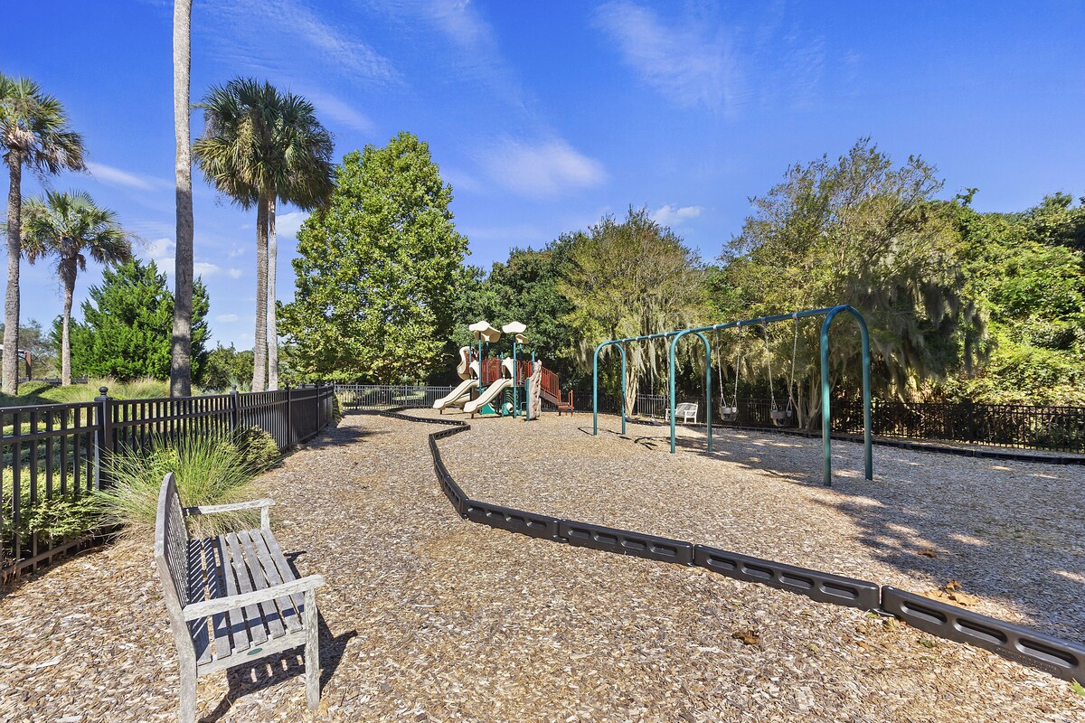 Awesome spacious Seabrook Home- Golf Views! Rent the golf cart!
