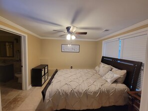 Queen Bedroom w/bathroom access- basement