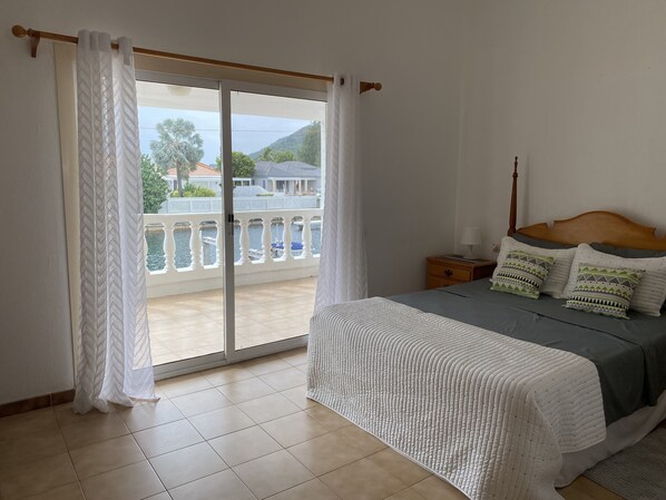 Master bed: Queen mattress, bathroom, & spacious closet. Water-view and patio. 