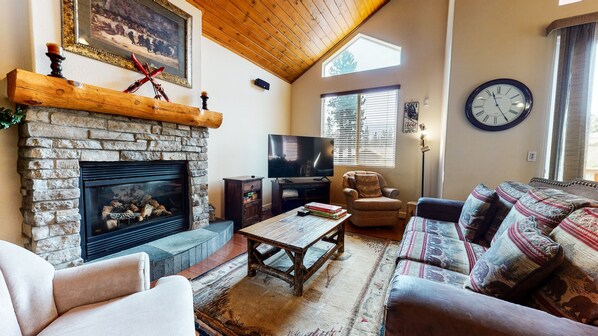 Living Room, Indoors, Room, Furniture, Screen