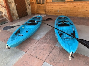 2 Kayaks & life jackets for good swimmers only! Lake access across the street. 