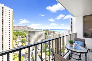 Gorgeous Diamond head and Ocean views from the balcony.