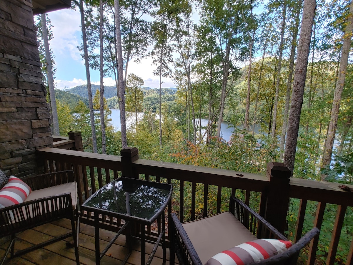 Paradise found! Escape,relax, renew and retreat to nature. Lakefront views await