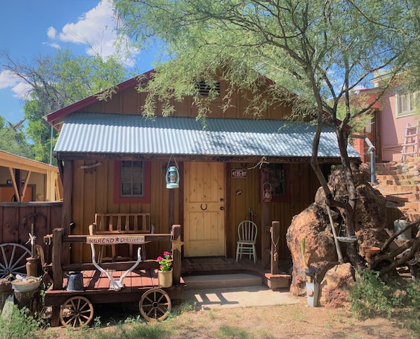 Front porch of the RANCHO DELUXE