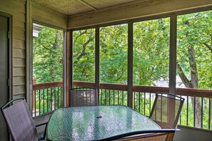 Screened-In Balcony | Lake Taneycomo Views