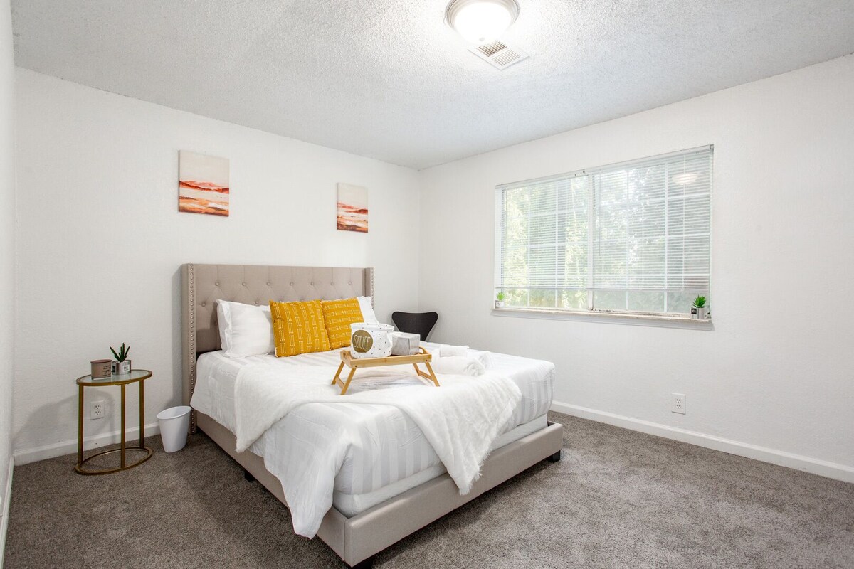 ✨2 Bedroom Corner Oasis Near Downtown!  With a working AC