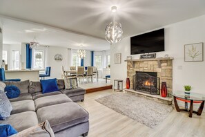 Living Room | 1st Floor | Smart TV | Free WiFi | Gas Fireplace