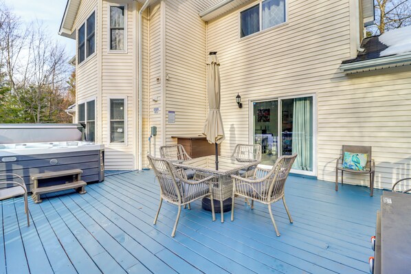Tobyhanna Vacation Rental | 5BR | 2.5BA | 2,703 Sq Ft | Stairs Required