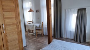 Schlafzimmer Blick ins Wohnzimmer