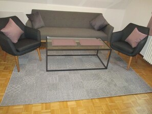 Wohnzimmer, Sitzecke und Schlafsofa
