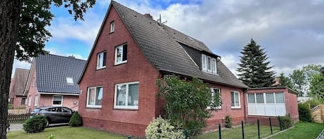 Haus Vorderansicht 1, FeWo oben