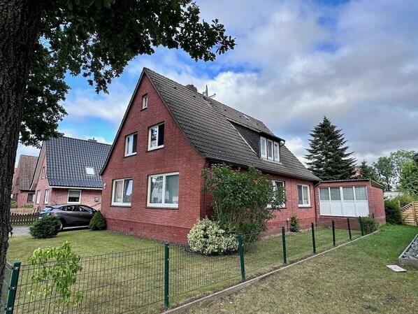 Haus Vorderansicht 1, FeWo oben