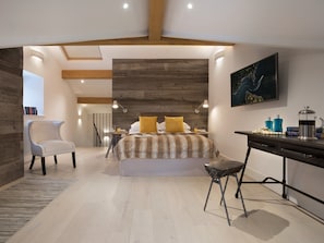 A bedroom with beams at Shepherd's View, Lake District