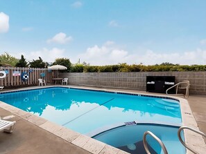 Large swimming pool, bring the kids and jump right in!
