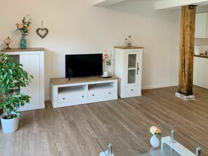 Pflanze, Holz, Zimmerpflanze, Wohnzimmer, Flooring, Fussboden, Gebäude, Cabinetry, Regale
