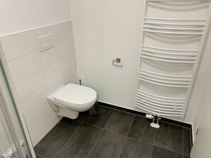 Toilleten Sitz, Toilette, Armatur, Badezimmer, Wand, Fussboden, Rechteck, Installation