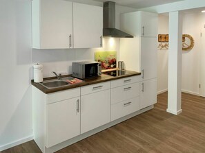 Countertop, Cabinetry, Küche, Gebäude, Herd, Küchengerät, Schublade, Holz, Haushaltsgerät, Interior Design