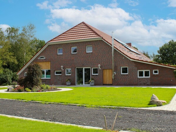 Lucht, Eigendom, Fabriek, Boom, Gebouw, Land Lot, Helling, Schaduw, Asfalt, Hout