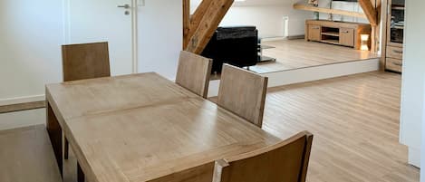 Eigentum, Holz, Tabelle, Interior Design, Fussboden, Flooring, Holzbeize, Laminatboden, Cabinetry, Wand