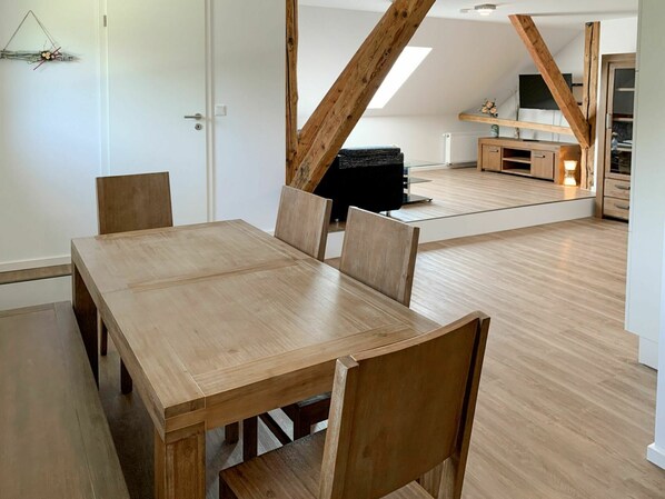 Eigentum, Holz, Tabelle, Interior Design, Fussboden, Flooring, Holzbeize, Laminatboden, Cabinetry, Wand