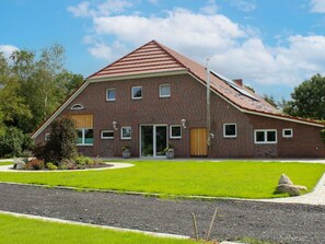 Cloud, Sky, Building, Plant, Property, Window, Tree, House, Land Lot, Grass