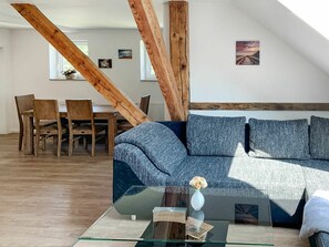 Tabelle, Möbel, Couch, Eigentum, Komfort, Beleuchtung, Studio Couch, Holz, Wohnzimmer, Interior Design