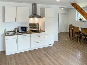 Möbel, Cabinetry, Countertop, Gebäude, Herd, Schublade, Küchengerät, Küche, Holz, Haushaltsgerät