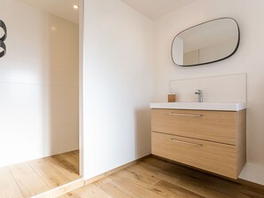 Miroir, Cabinetry, Armoire De Toilette, Propriété, Salle De Bains, Bois, Robinet, Design Intérieur, Tiroir, Confort