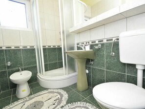 Mirror, Plumbing Fixture, Bathroom Sink, Tap, Toilet Seat, Property, Toilet, Building, Bathroom, Sink