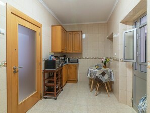 Cabinetry, Möbel, Countertop, Gebäude, Holz, Stuhl, Tabelle, Küche, Interior Design, Haushaltsgerät