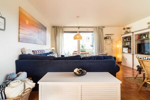 Wohnzimmer mit Zugang zum Balkon
